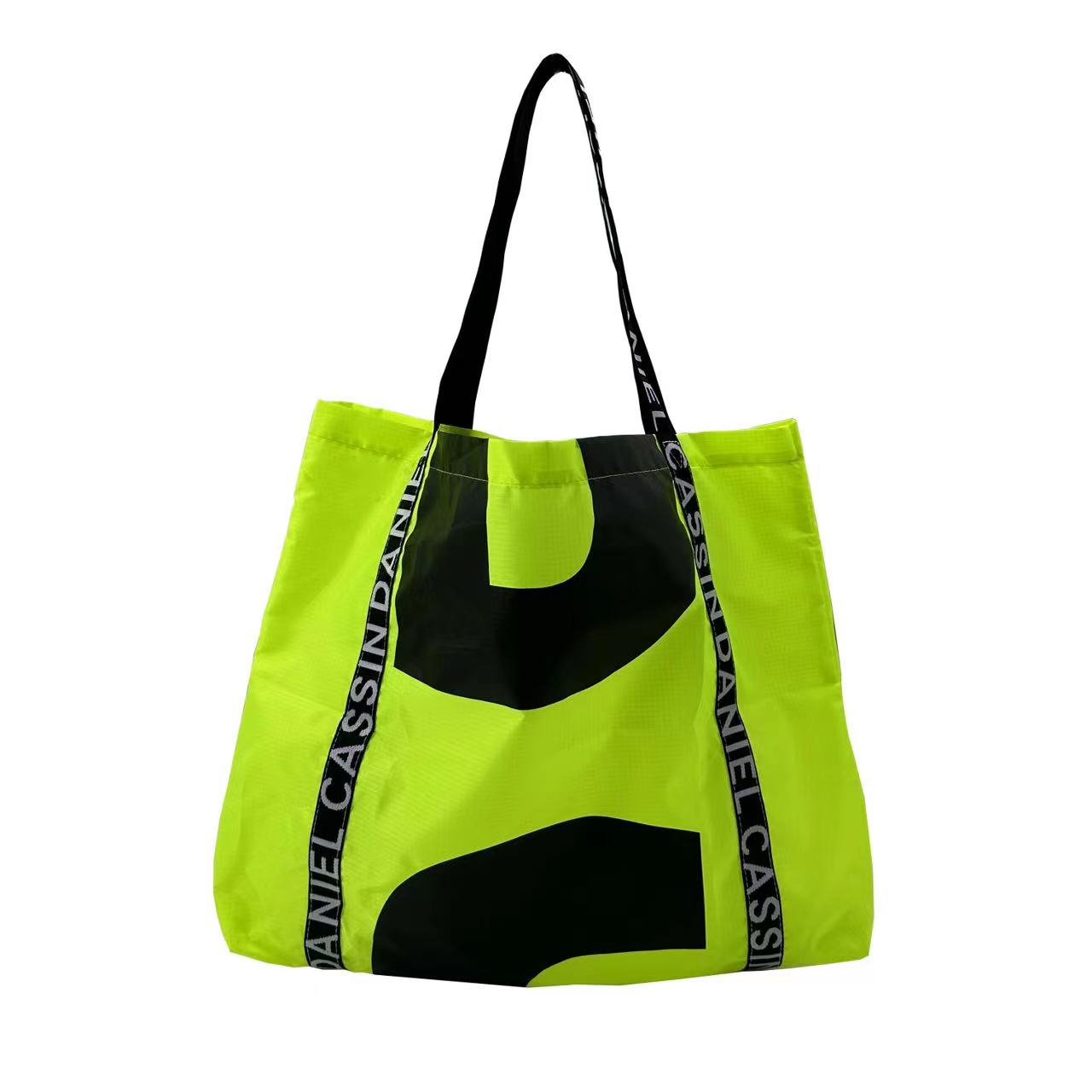 Bolsa de tela de poliéster de varios tamaños.