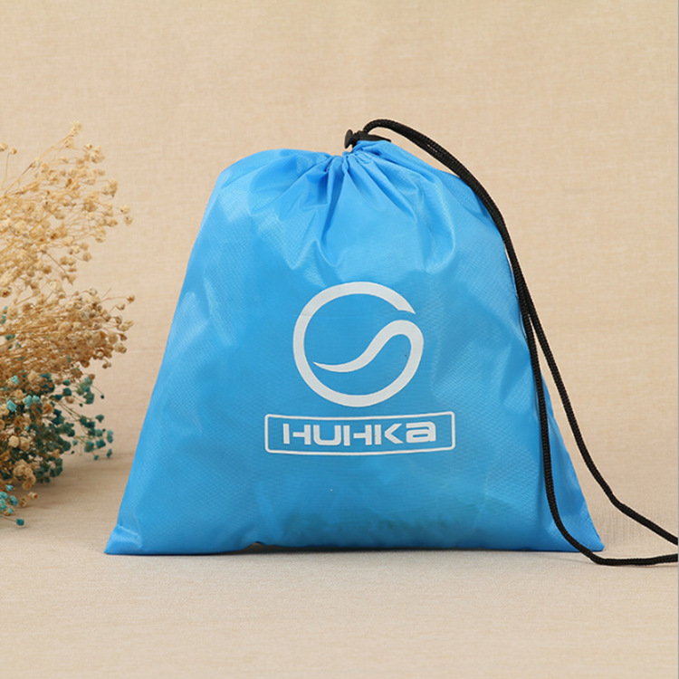 Bolsa con cordón de poliéster impermeable.