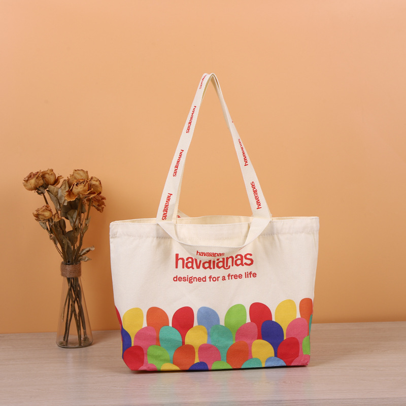 Bolso de mano de lona de buen diseño.